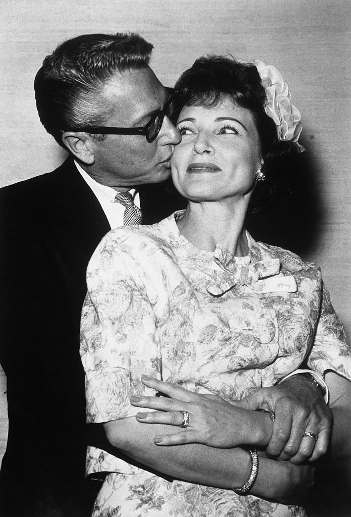 Allen Ludden, 45, von TV "Password" umarmt seine Braut, die Schauspielerin Betty White, 41, nach ihrer Hochzeit im Sands Hotel in Las Vegas, Nevada um 1963 | Quelle: Getty Images