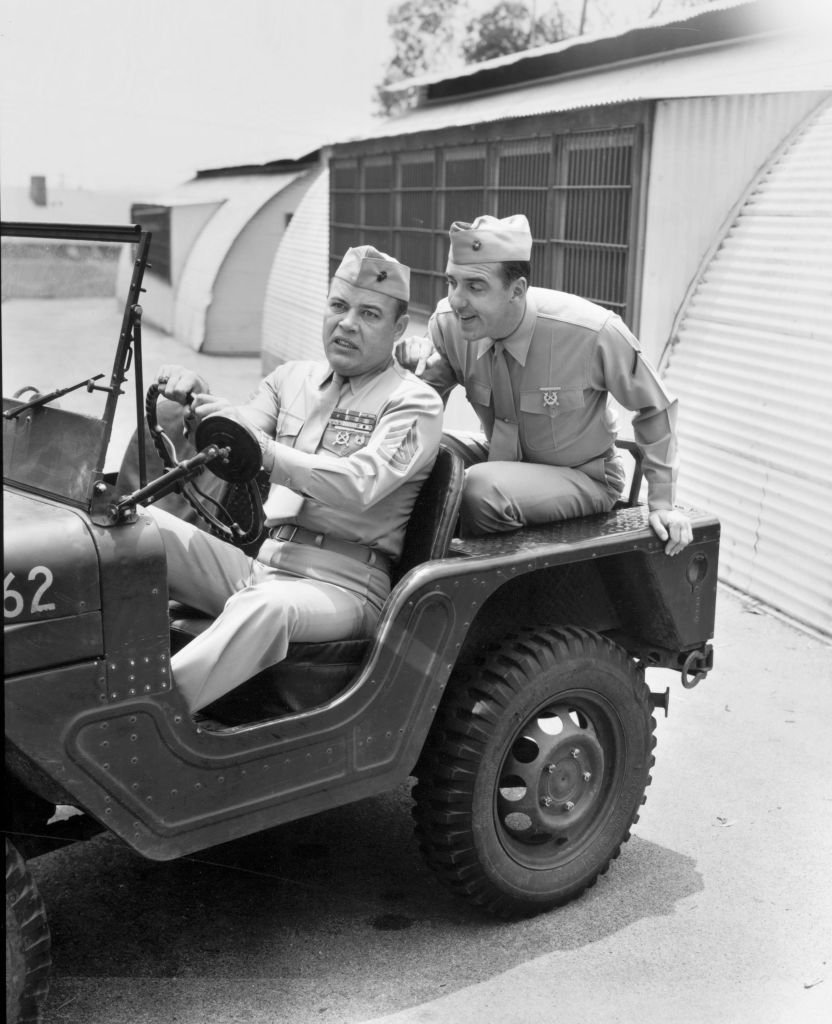 Frank Sutton (as Sergeant Vince Carter) and Jim Nabors (as Private Gomer Pyle) on "Gomer Pyle," on June 14, 1965. | Photo: Getty Images