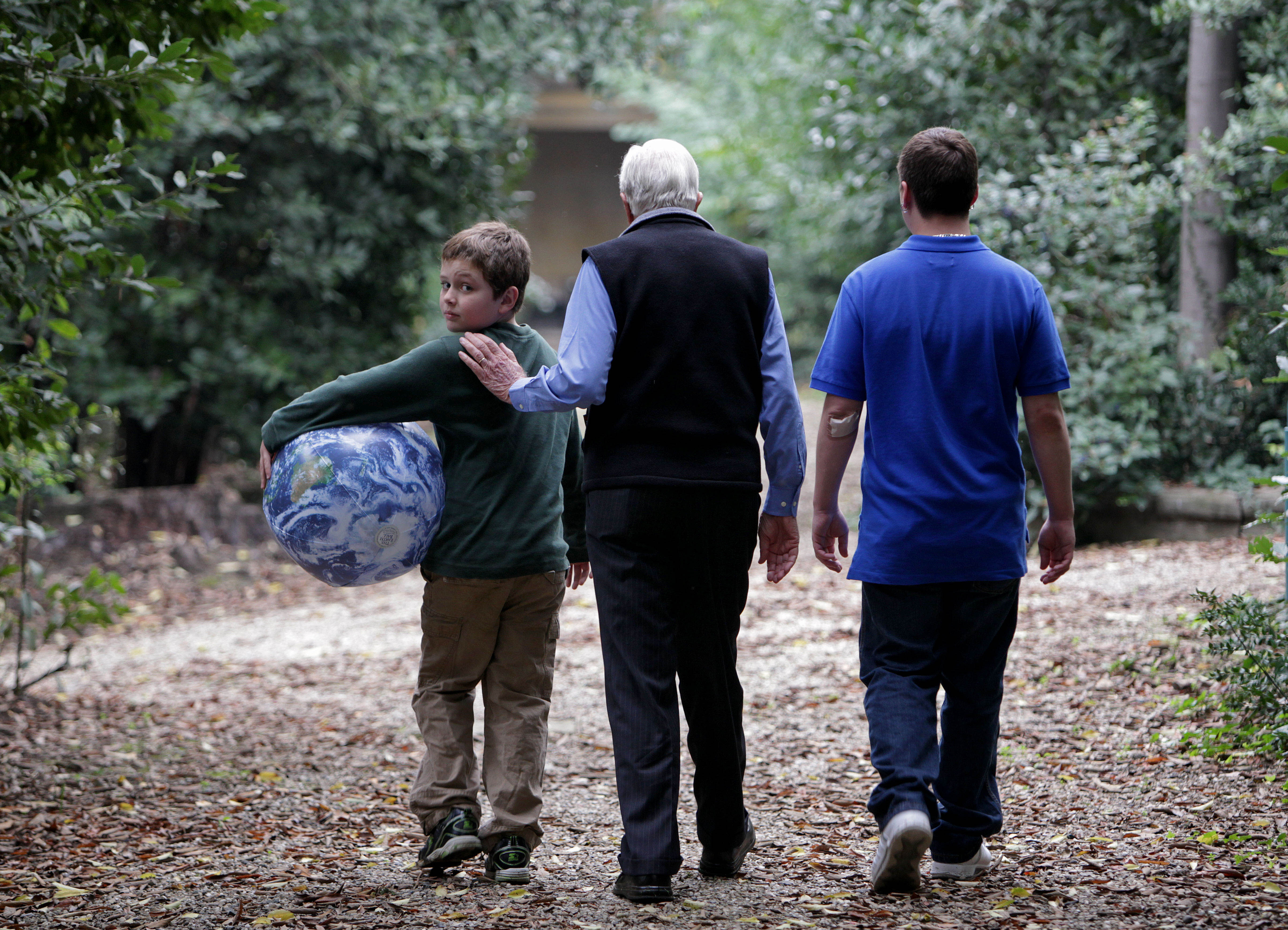 Jimmy Carter walks with grandsons Jeremy Carter and Hugo Wentzel, during a picnic event in Istanbul, Turkey, on October 31, 2009. | Source: Getty Images