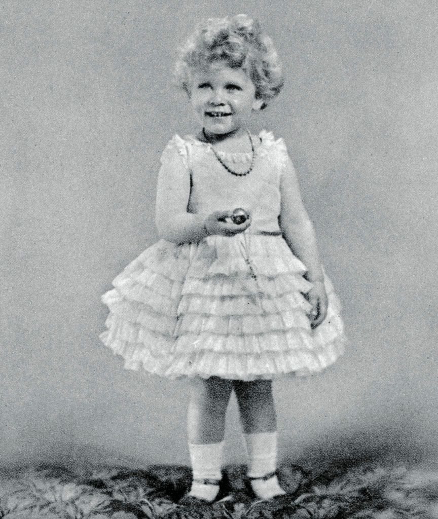 La reina Elizabeth II posando para una fotografía durante su infancia alrededor de la década de 1930. | Foto: Getty Images