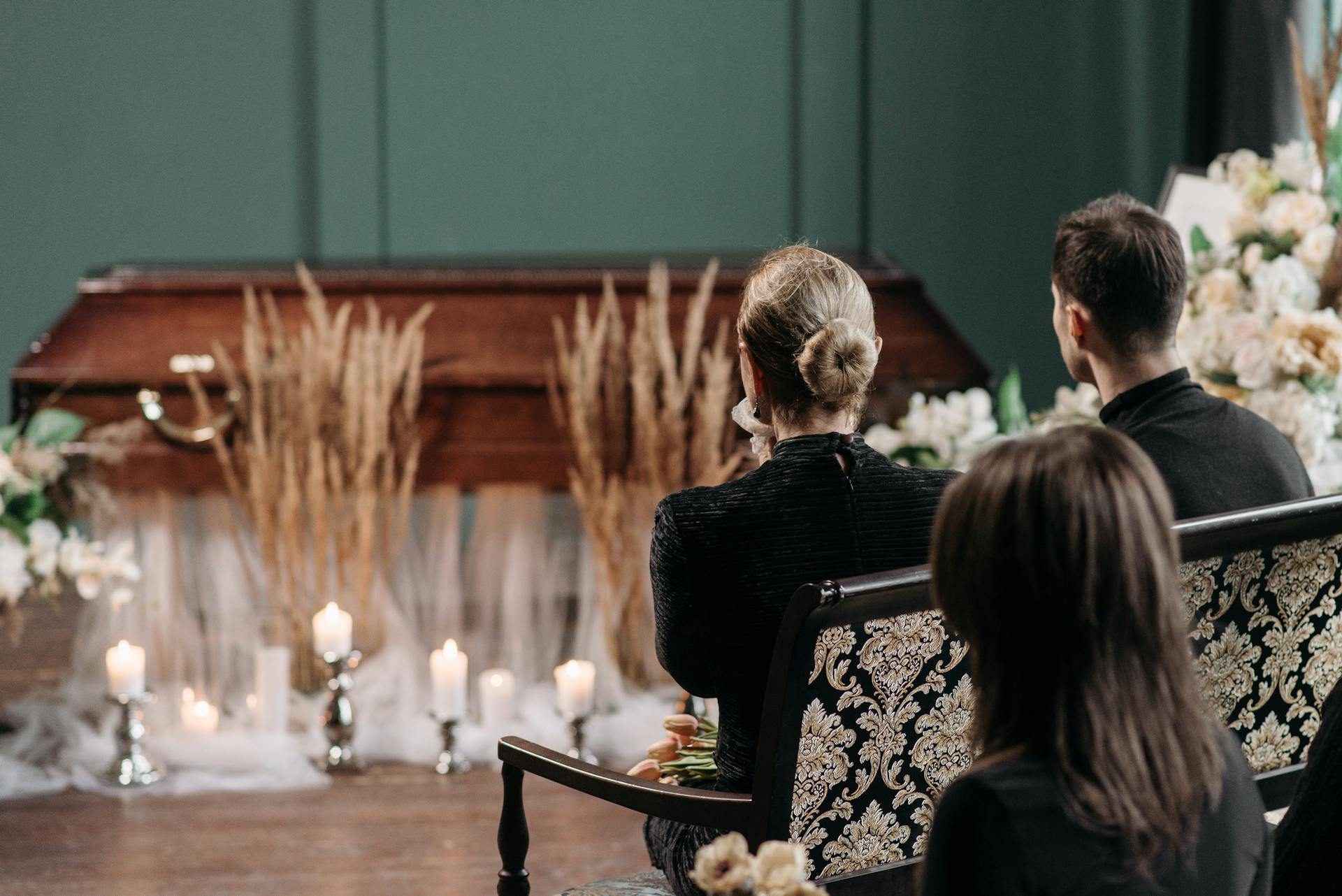 Sombrely dressed people at a funeral | Source: Pexels