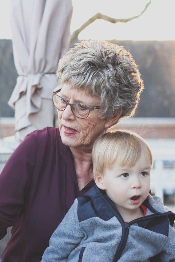 Abuela con su nieto. | Foto: Pexels