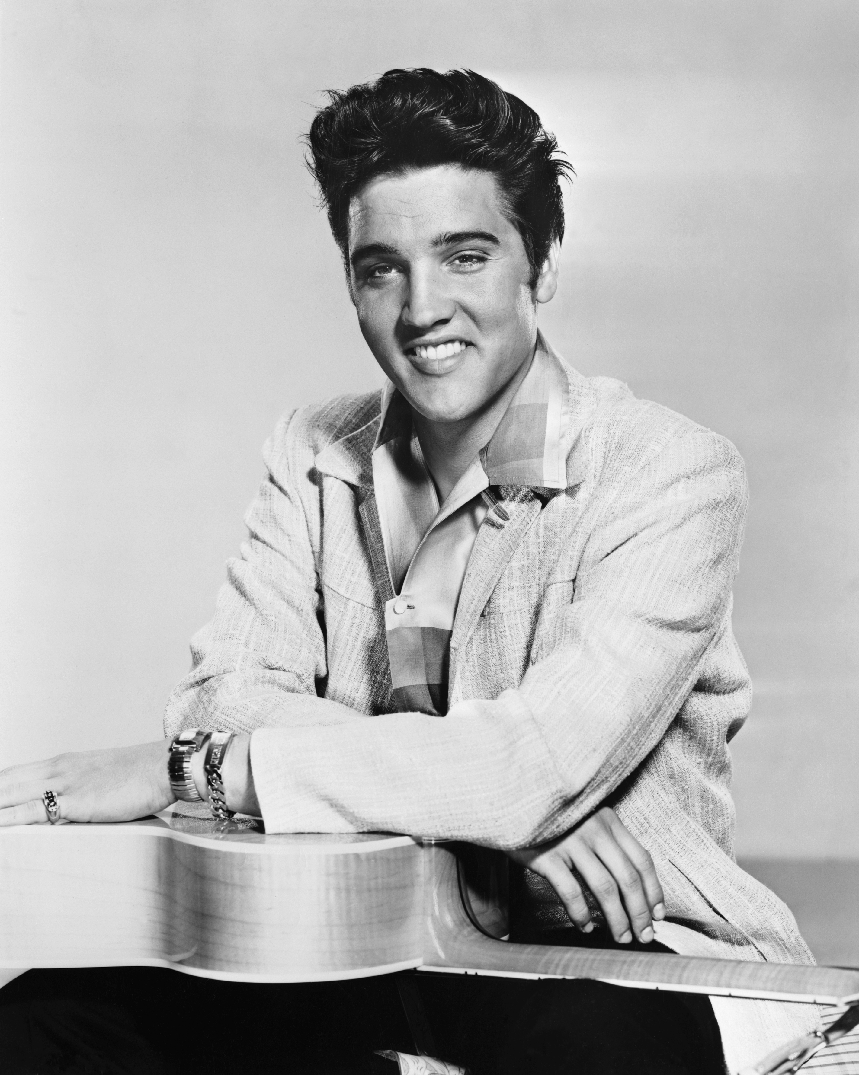 Elvis Presley poses in a promotional portrait for the movie "Jailhouse Rock" on January 1,1957. | Source: Getty Images