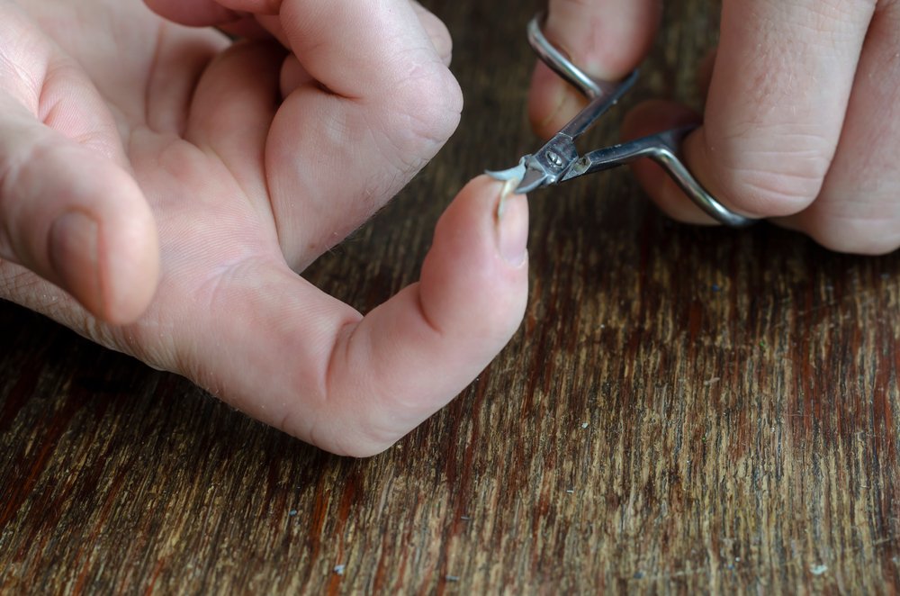 Hombre cortando sus uñas. | Foto: Shutterstock.