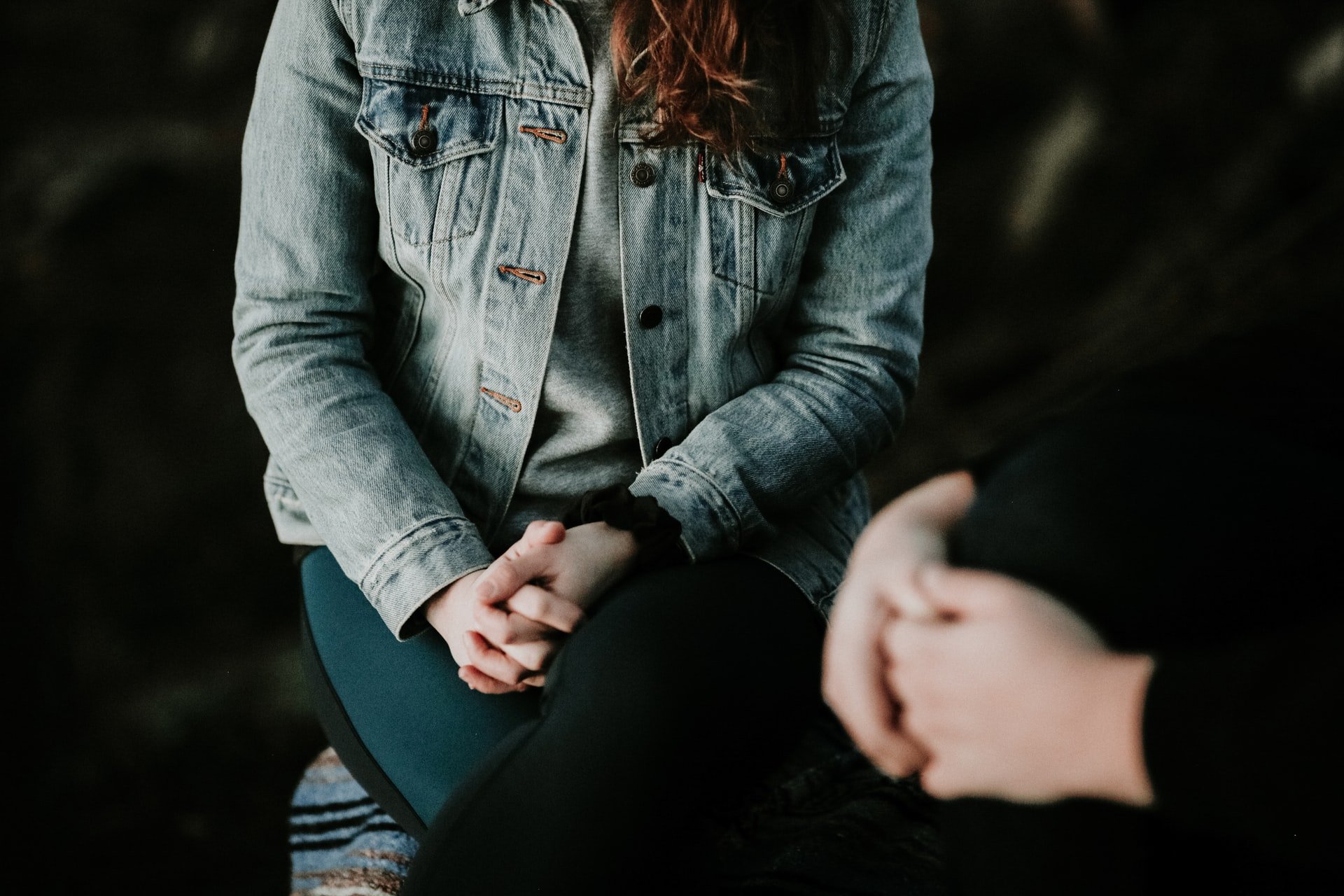 A Redditor asked OP to consult a therapist because she faced a massive betrayal. | Source: Unsplash