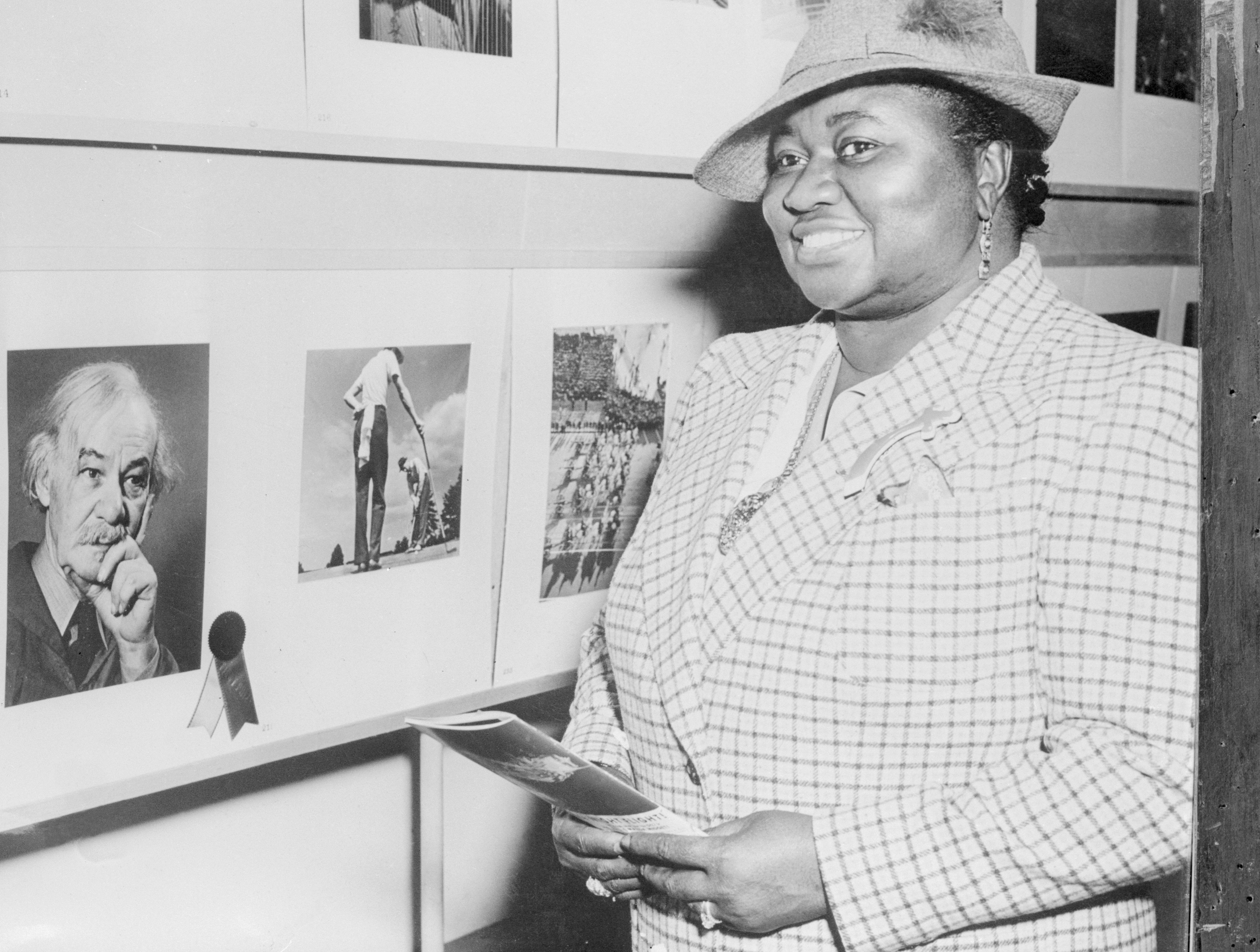 Hattie McDaniel Viewing a Photo Exhibit on April 2, 1941. | Source: Getty Images