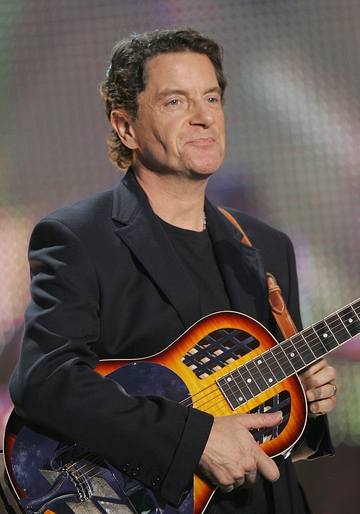 Le chanteur Francis Cabrel avec une guitare à la main. | Photo : Getty Images Le chanteur Francis Cabrel avec une guitare à la main. | Photo : Getty Images