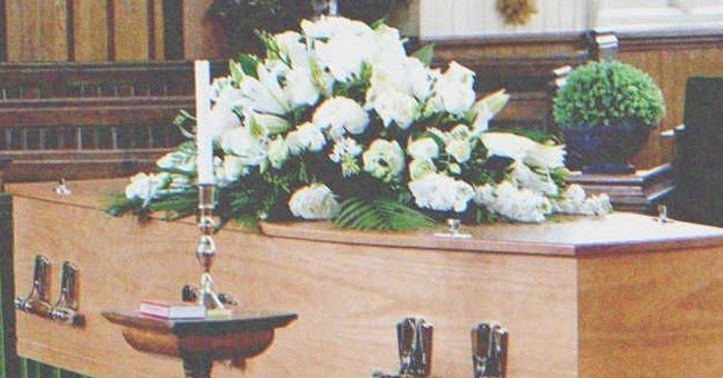 Ataúd con flores en un funeral. | Foto: Pexels