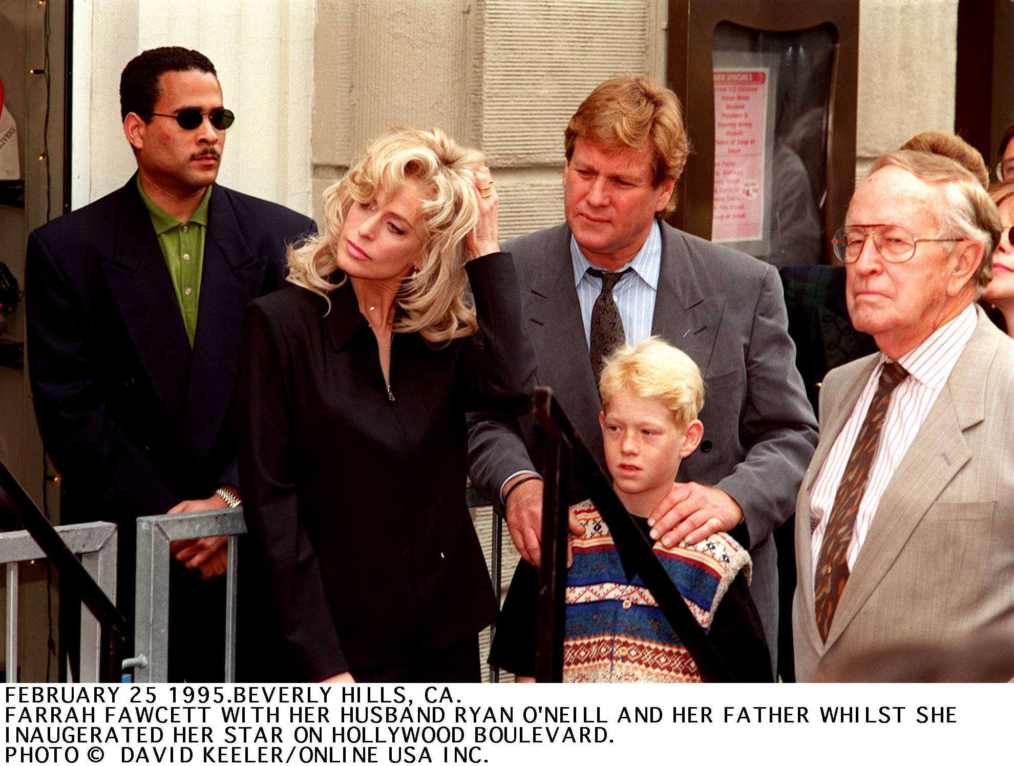 Farrah Fawcett con Ryan O'Neal y su hijo Redmond, en Hollywood Boulevard, donde Fawcett recibió su estrella el 25 de febrero de 1998, en Los Ángeles | Foto: Getty Images