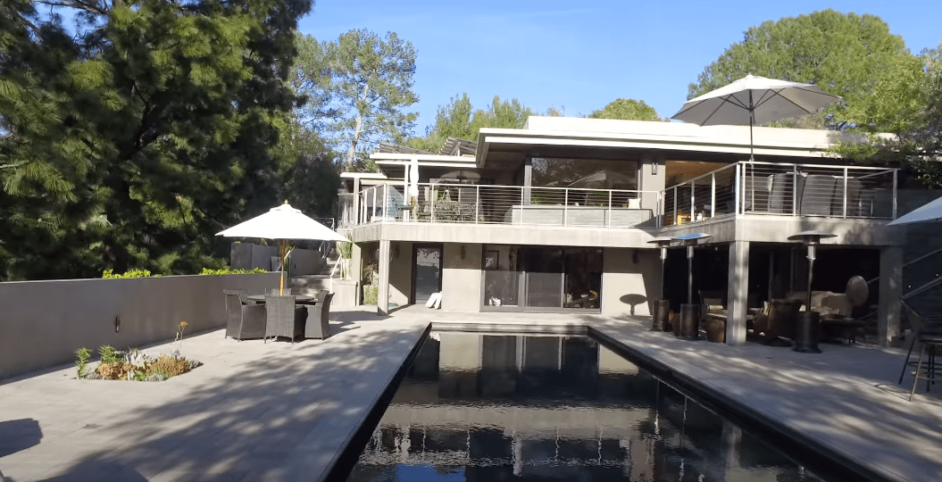 Outside view of Jane Fonda's $8.5 million Beverly Hills mansion. | Photo: YouTube/Open House TV