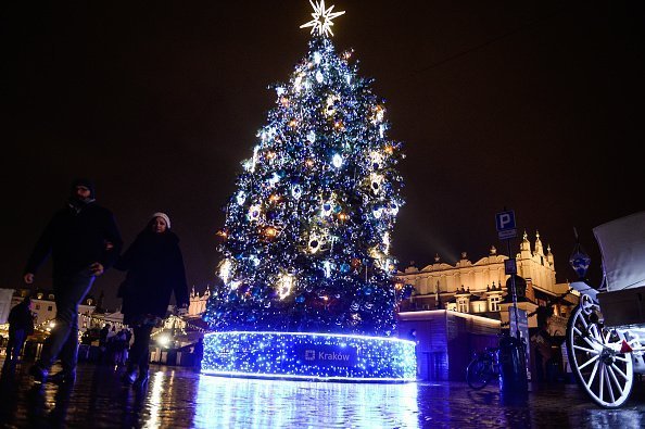 Picture of a giant Christmas tree at the Christmas market at the Main Square in Krakow. | Photo: Getty Images
