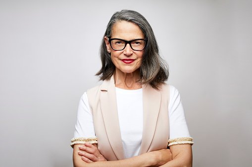 Femme mature avec les bras croisés. | Photo : Getty Images