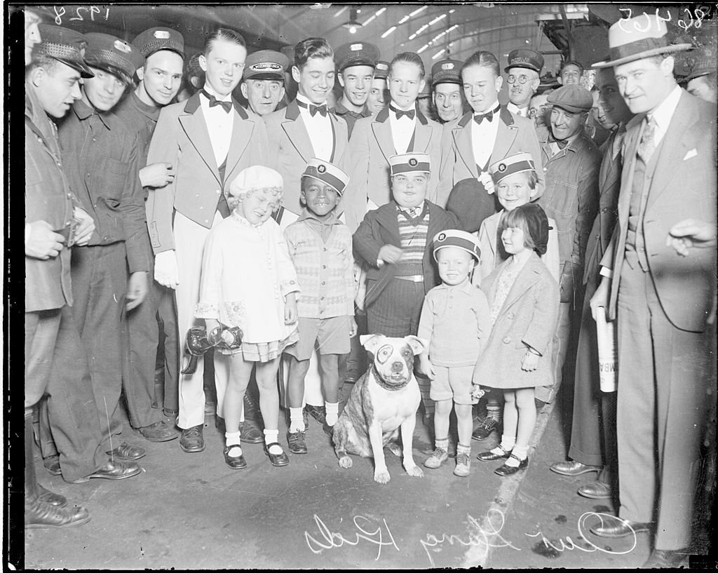 Group portrait of six child actors from the "Our Gang" comedy series standing in a railroad station in Chicago, Illinois, 1928 | Photo: Getty Images