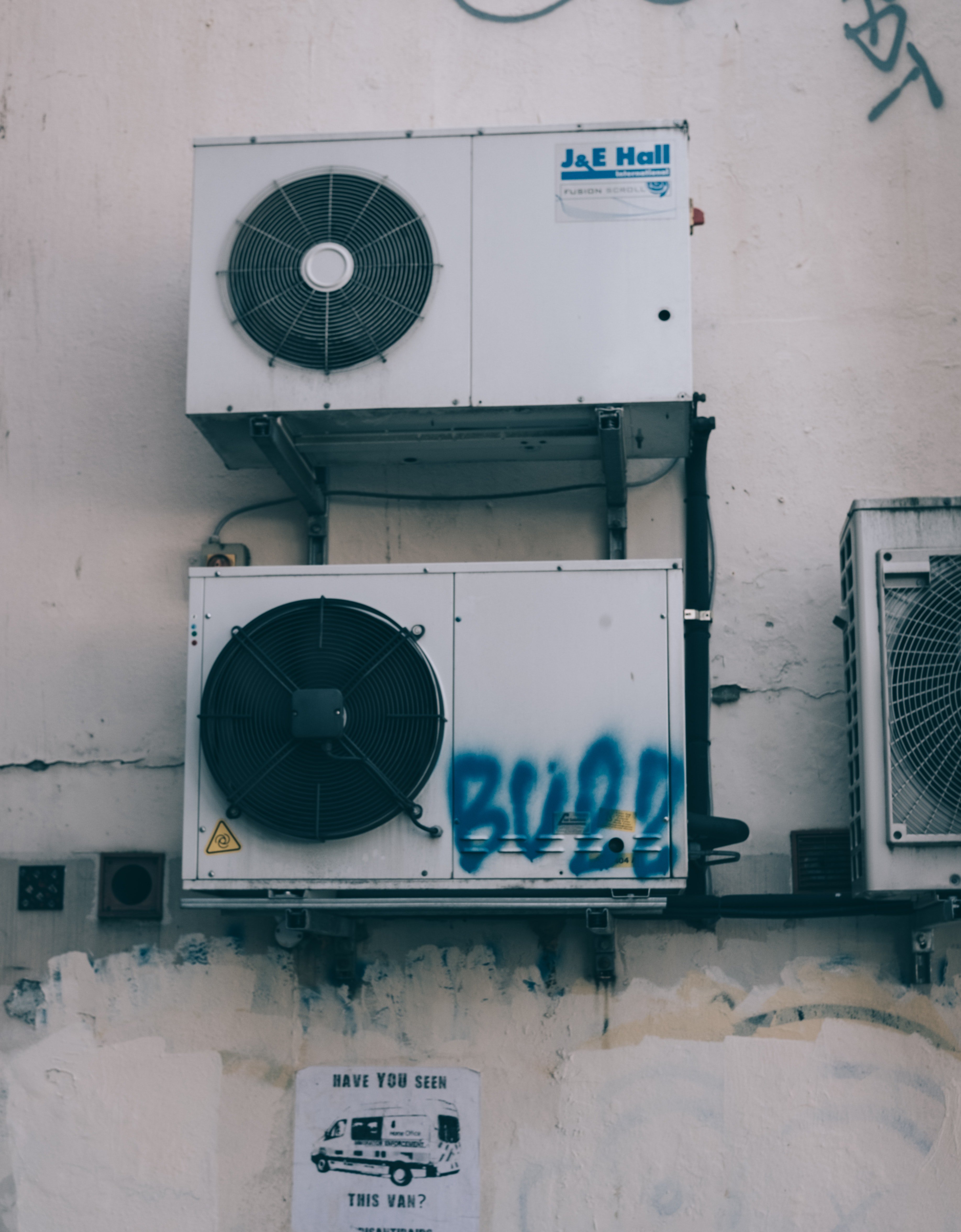 A picture of dirty air conditioners | Photo: Pixabay