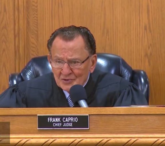 El juez principal Frank Caprio escucha la exposición del imputado. | Foto: YouTube/Caught In Providence El juez principal Frank Caprio escucha la exposición del imputado. | Foto: YouTube/Caught In Providence
