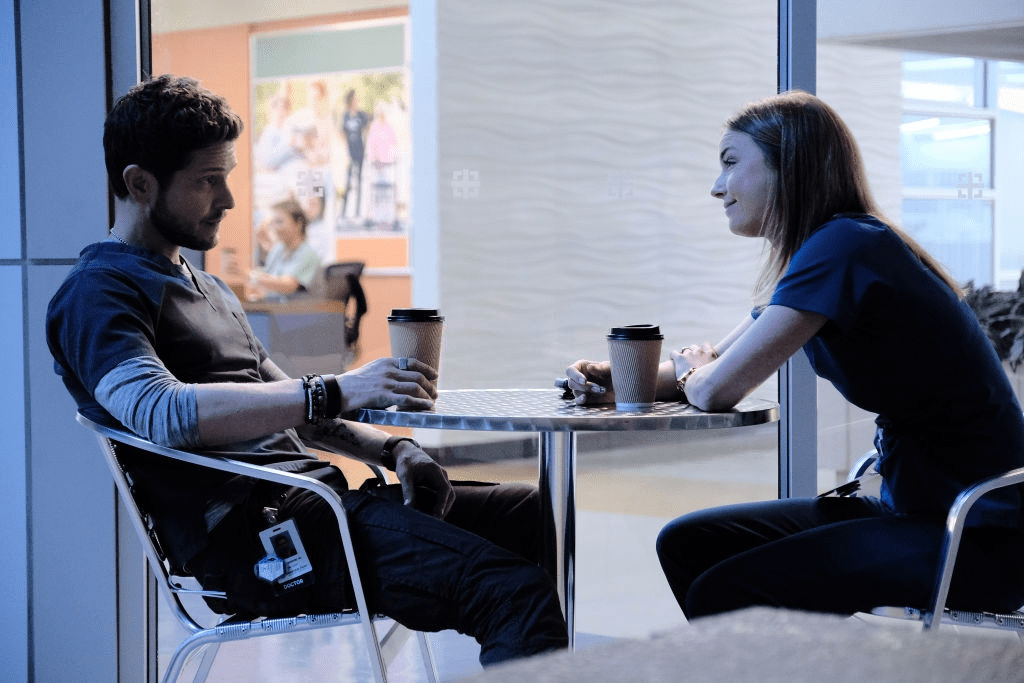 "THE RESIDENT" : Matt Czuchry et Emily VanCamp dans un épisode de "THE RESIDENT". | Photo : Getty Images