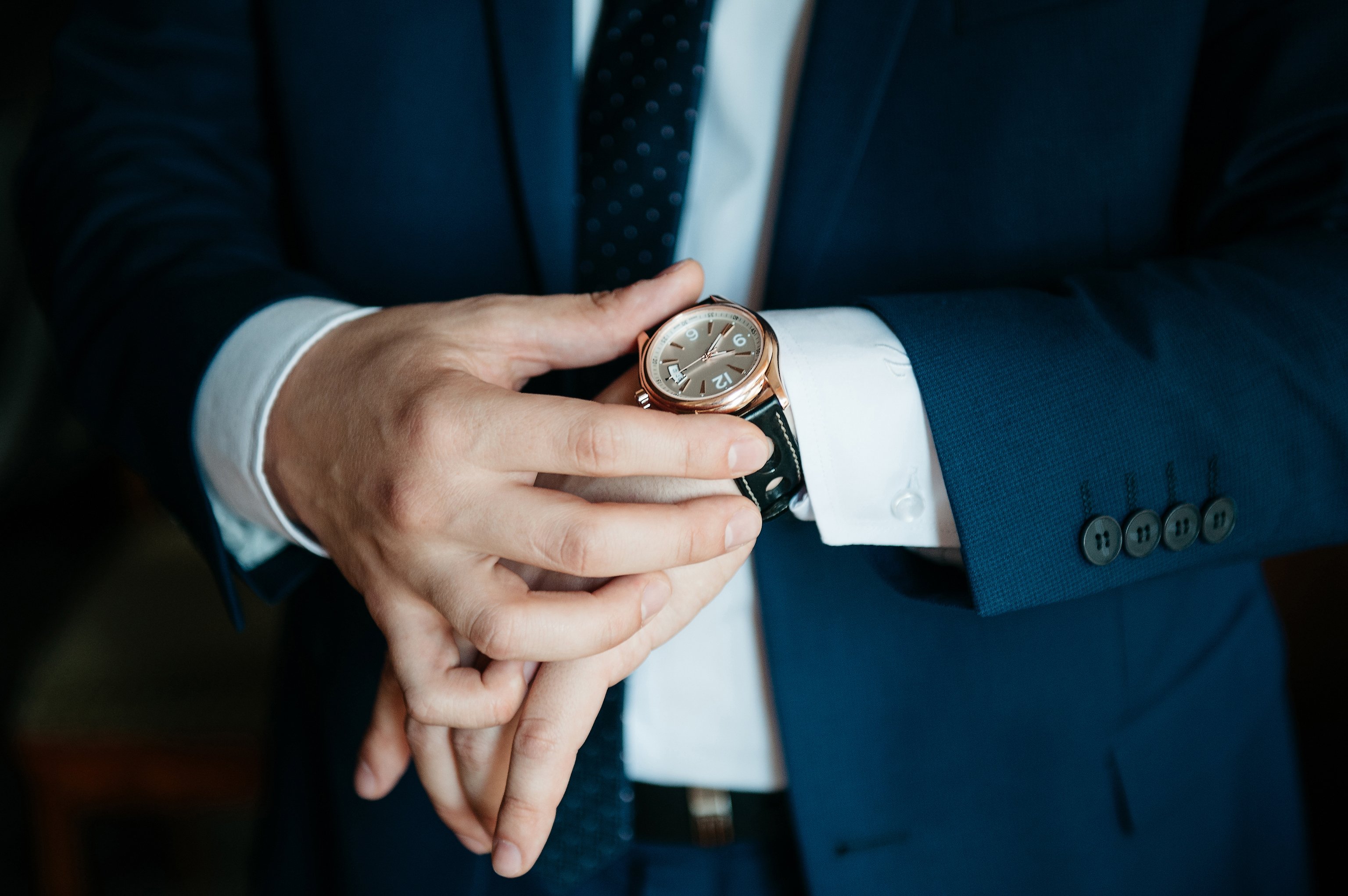 Hombre de negocios viendo la hora. | Foto: Shutterstock