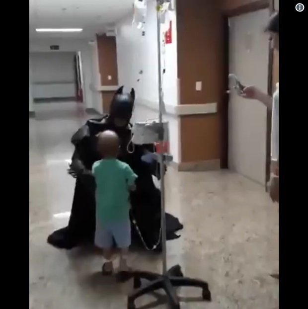 Doctor disfrazado como Batman hace realidad el sueño de su pequeño paciente | Foto: Twitter / El Límite Del Bien Doctor disfrazado como Batman hace realidad el sueño de su pequeño paciente | Foto: Twitter / El Límite Del Bien