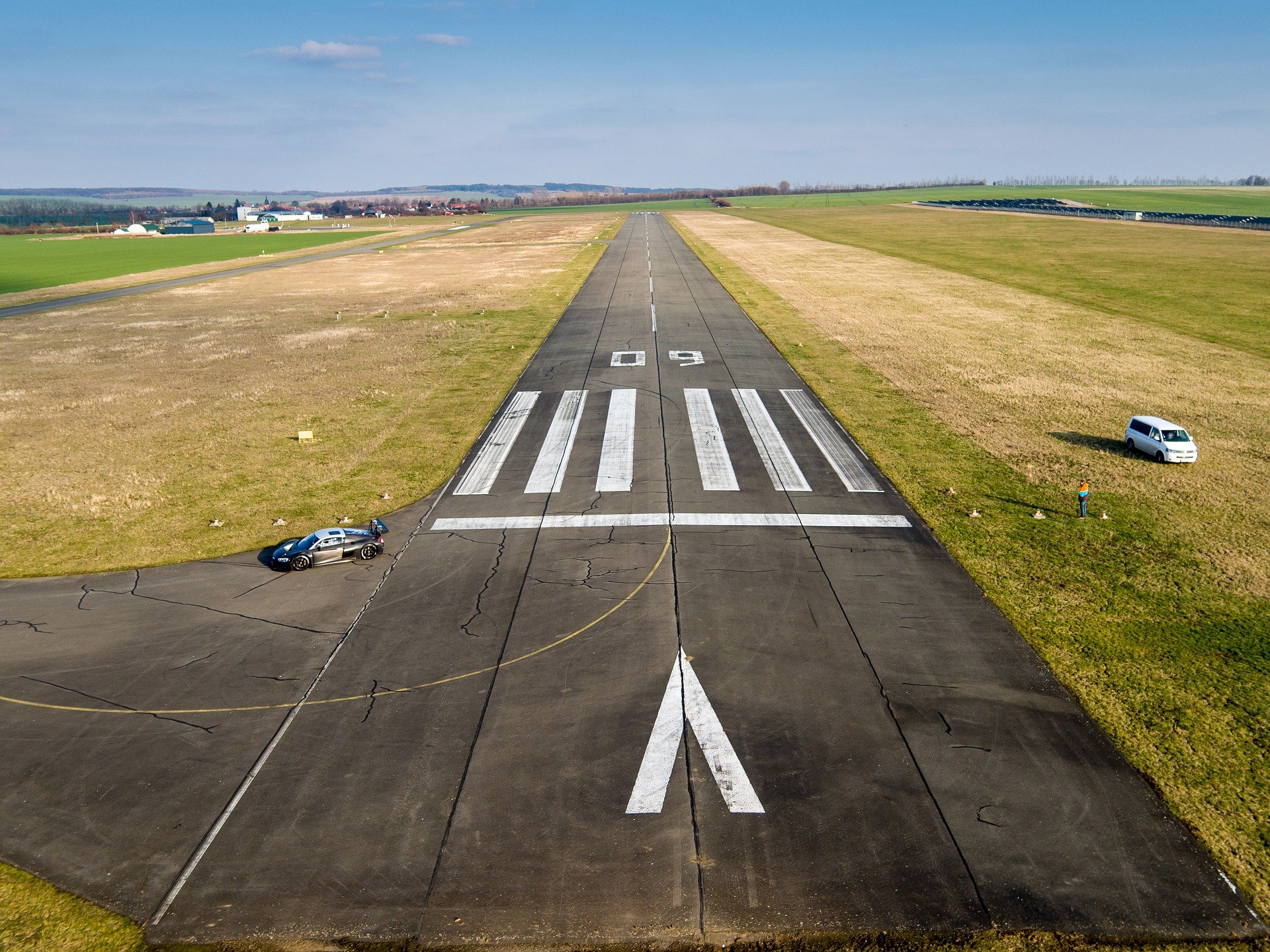 A picture which shows the runway | Source: Pixabay