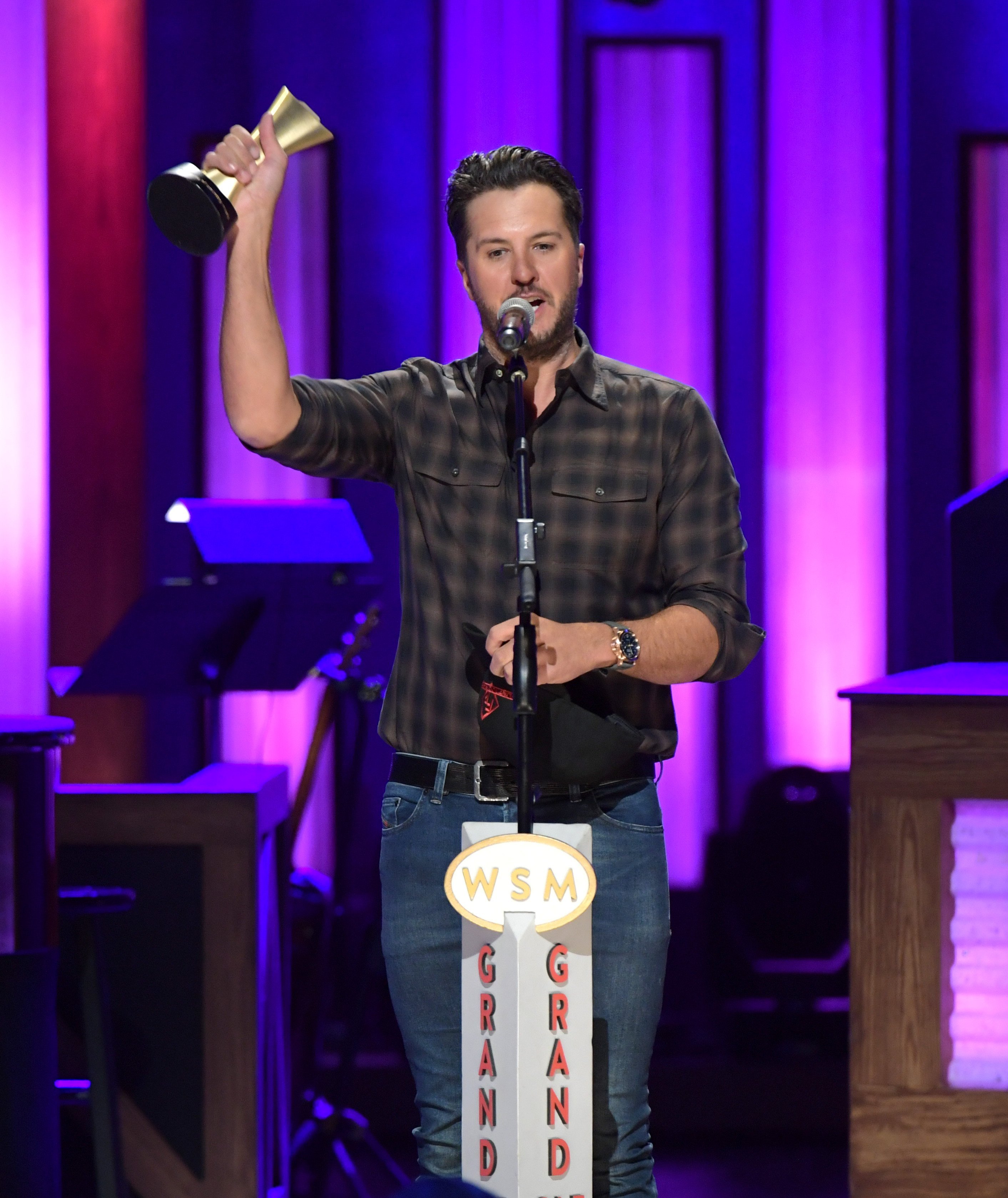 Luke Bryan receives the Artist of the Decade Award from ACM in Nashville, Tennessee on October 22, 2019 | Photo: Getty Images