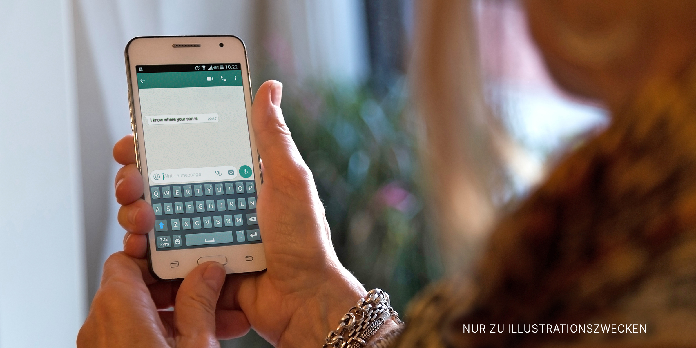 Frau liest Textnachricht. | Quelle: Shutterstock