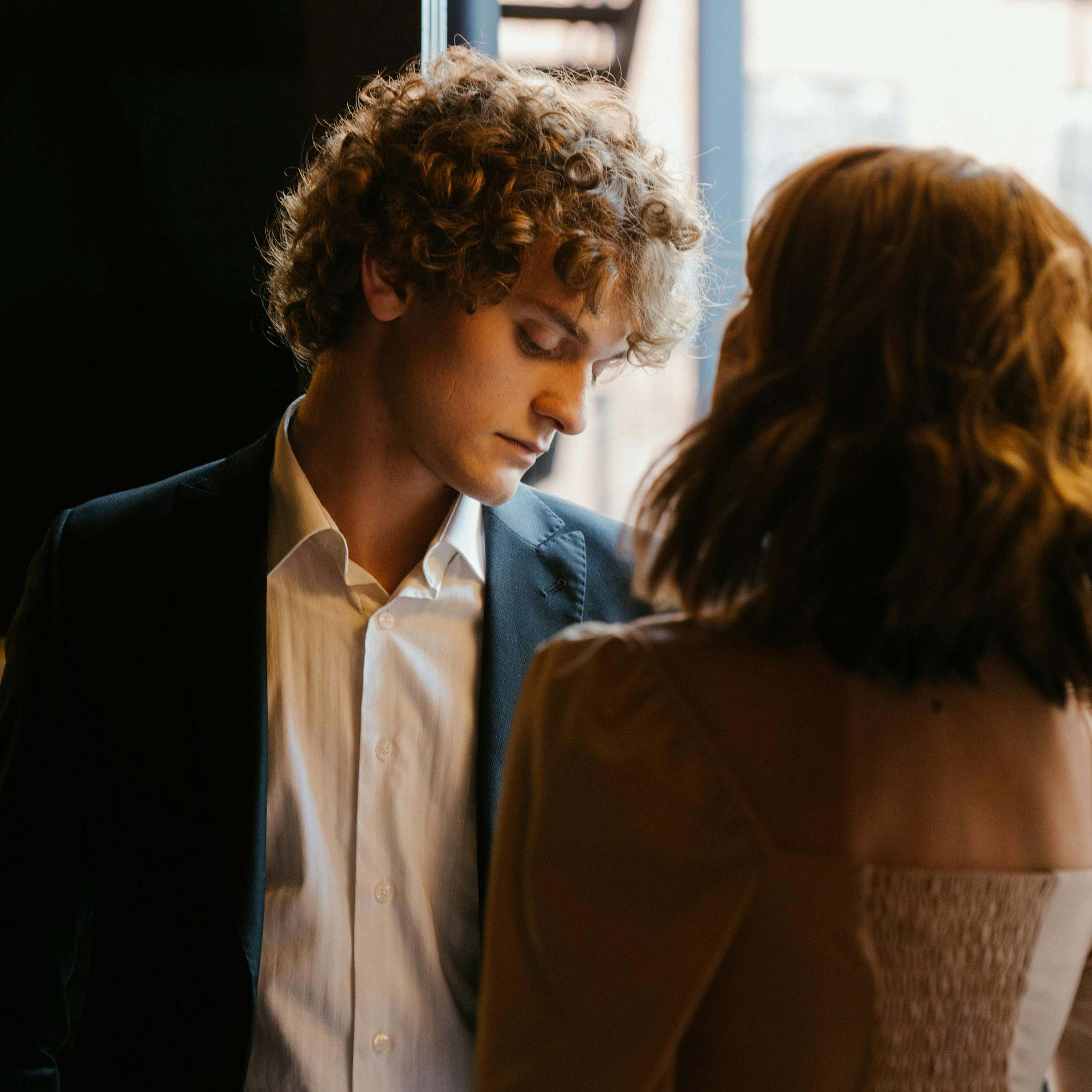 A man addressing a woman in a restaurant setting | Source: Pexels