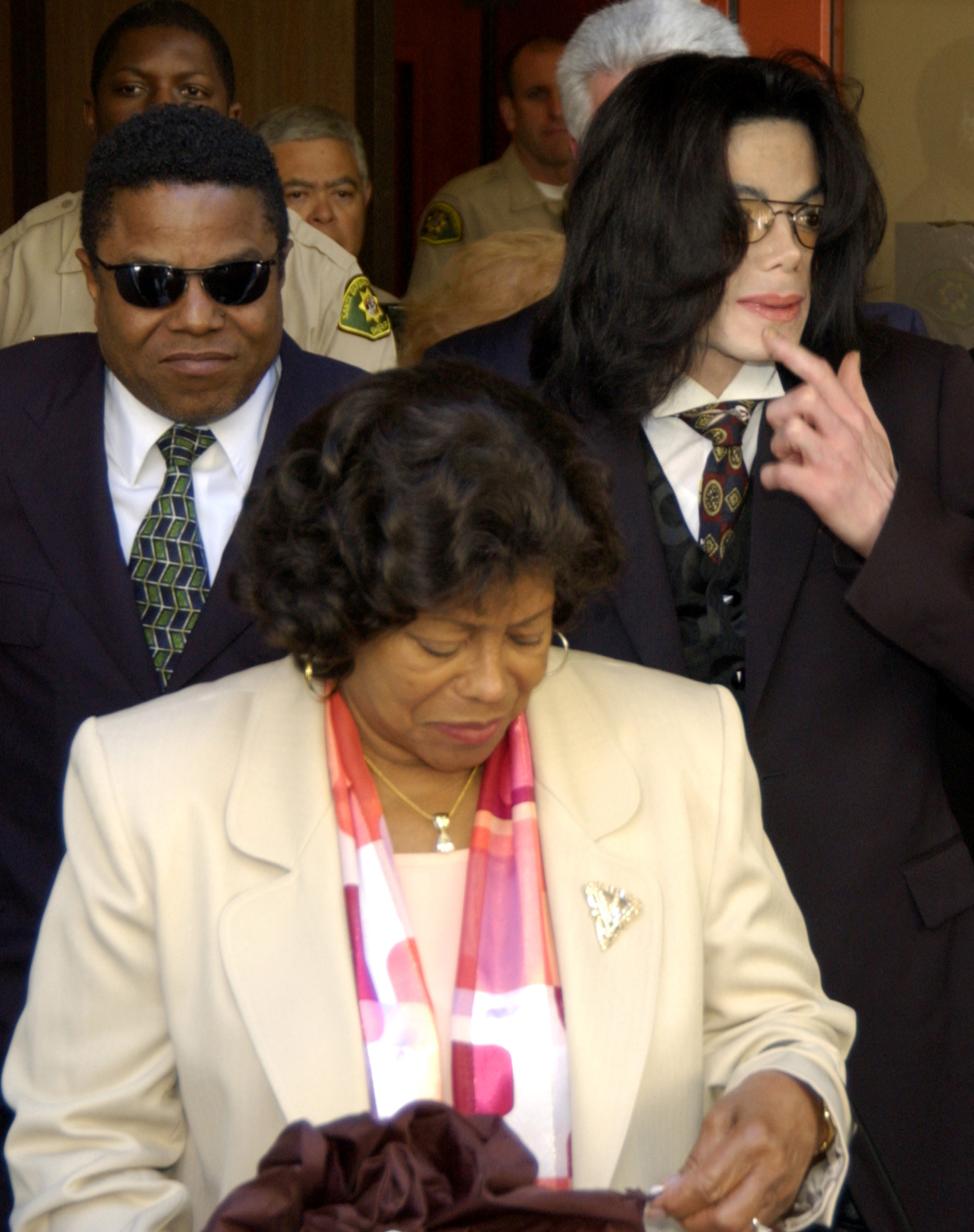 Tito and Michael Jackson, along with their mother, Katherine, at the Santa Barbara County courthouse in Santa Maria, California, on April 7, 2005 | Source: Getty Images