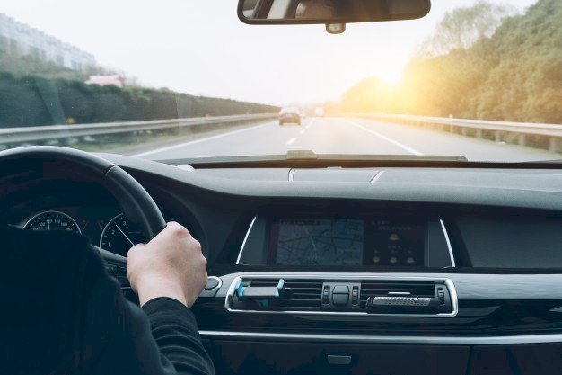 A motorist in a car. Source: Freepik