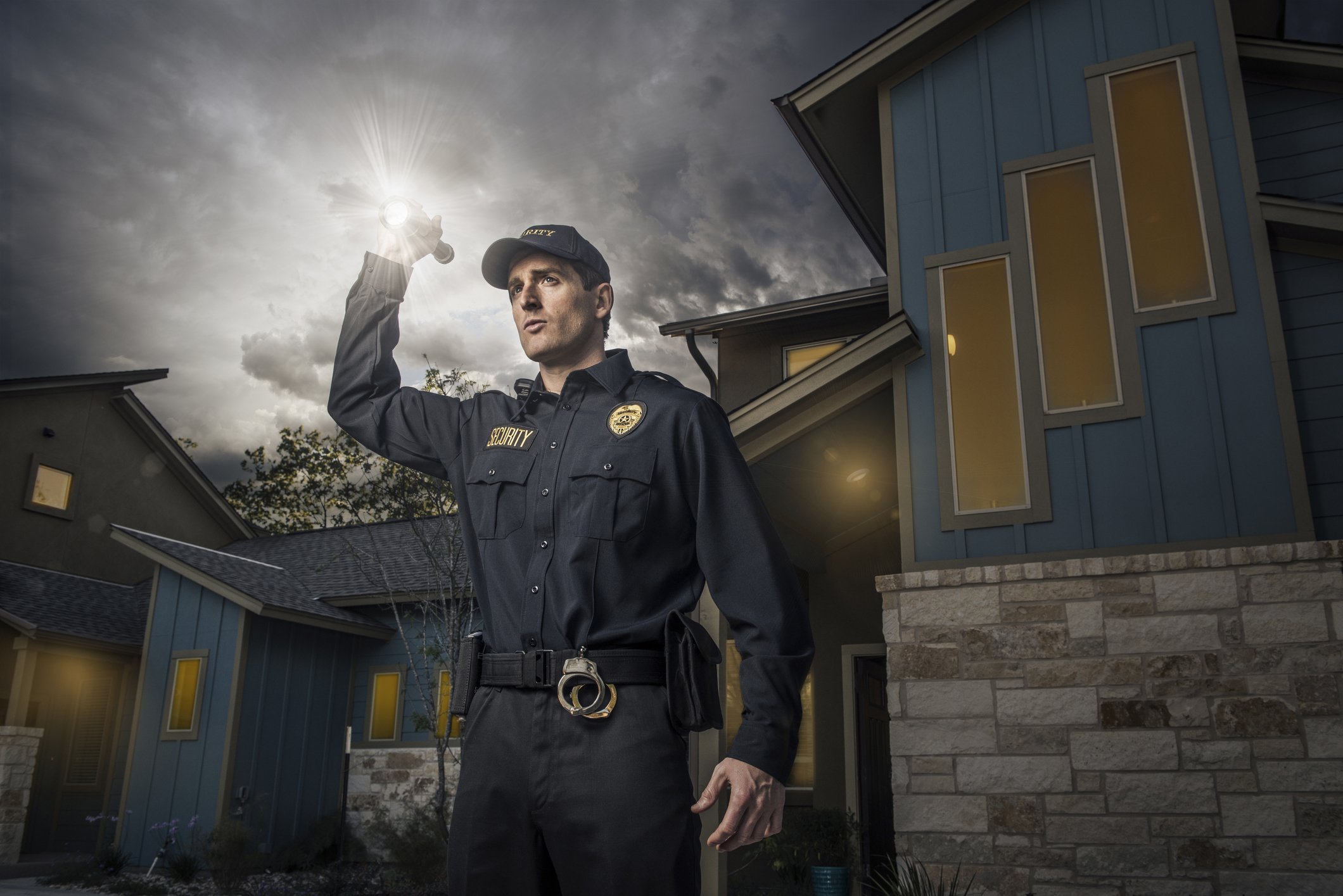 Photo of a police officer shining flashlight near house | Photo: Getty Images