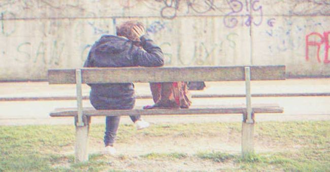 Persona sentada en un banco del parque. | Foto: Unsplash
