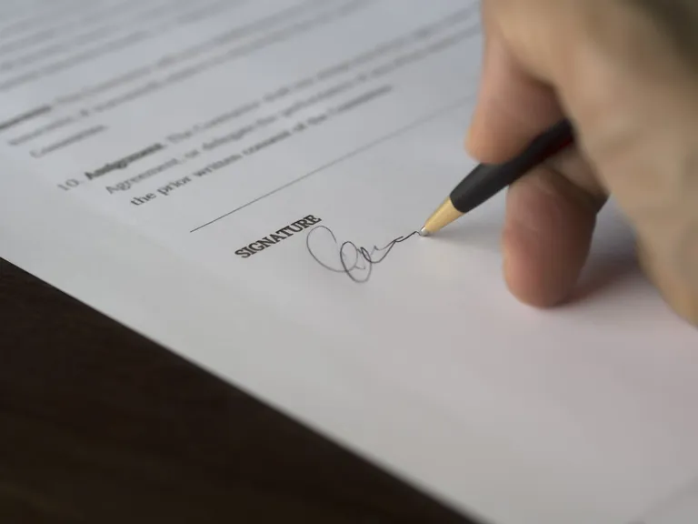 Elle a fait signer un formulaire à Isabelle. | Source : Pexels