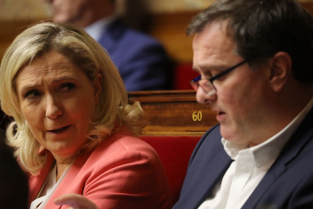 Marine Le Pen et Louis Aliot, assistent à une séance de questions au gouvernement à l'Assemblée nationale française à Paris, le 14 janvier 2020. | Photo : Getty Images
