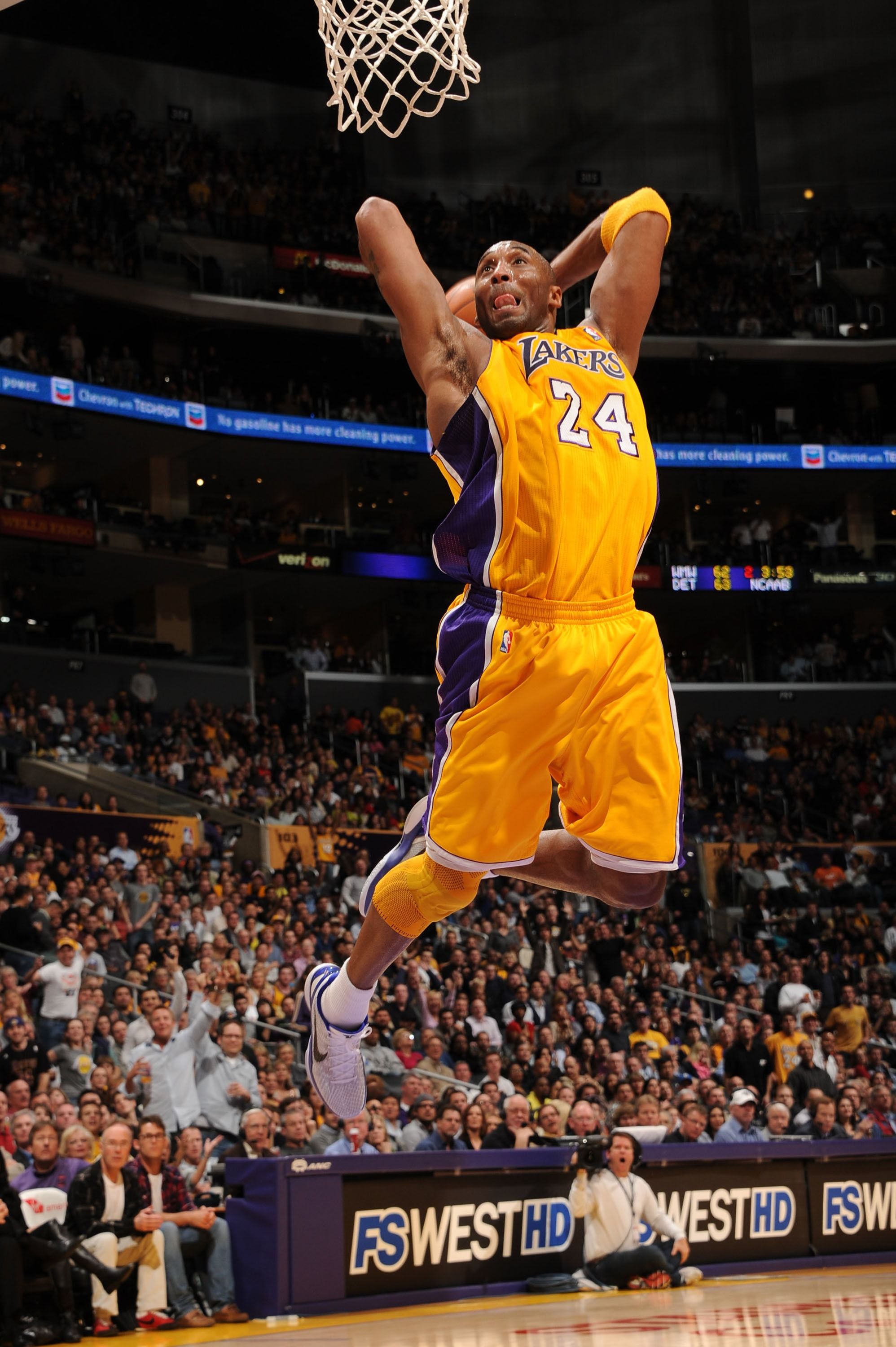 Kobe Bryant dunking during one of his games in the NBA | Source: Getty Images/GlobalImagesUkraine