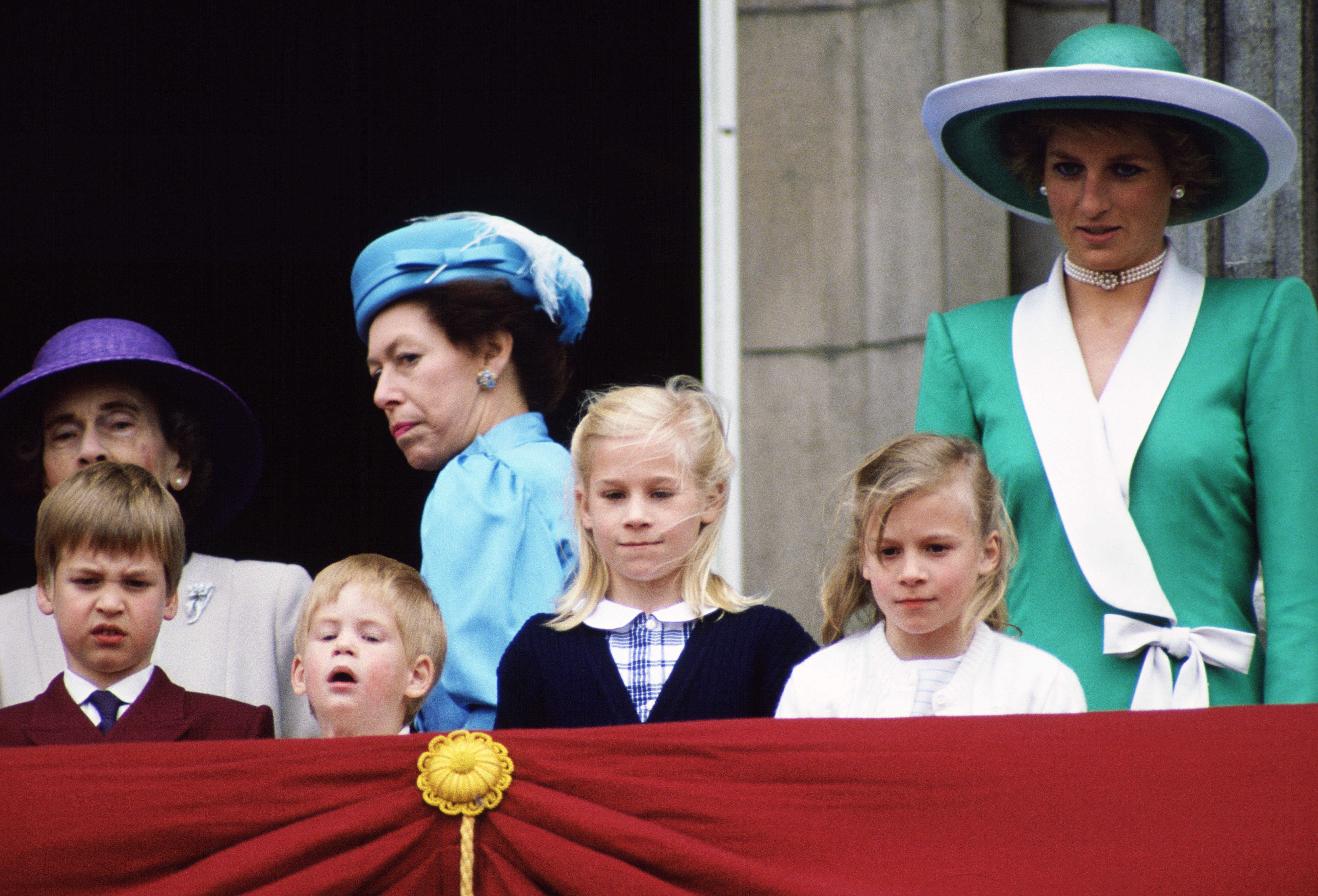 Diana, Prinzessin von Wales, sieht Trooping the Colour mit Prinz William, Prinz Harry, Lady Rose Windsor, Lady Davina Windsor und Prinzessin Margaret vom Balkon des Buckingham Palasts | Quelle: Getty Images