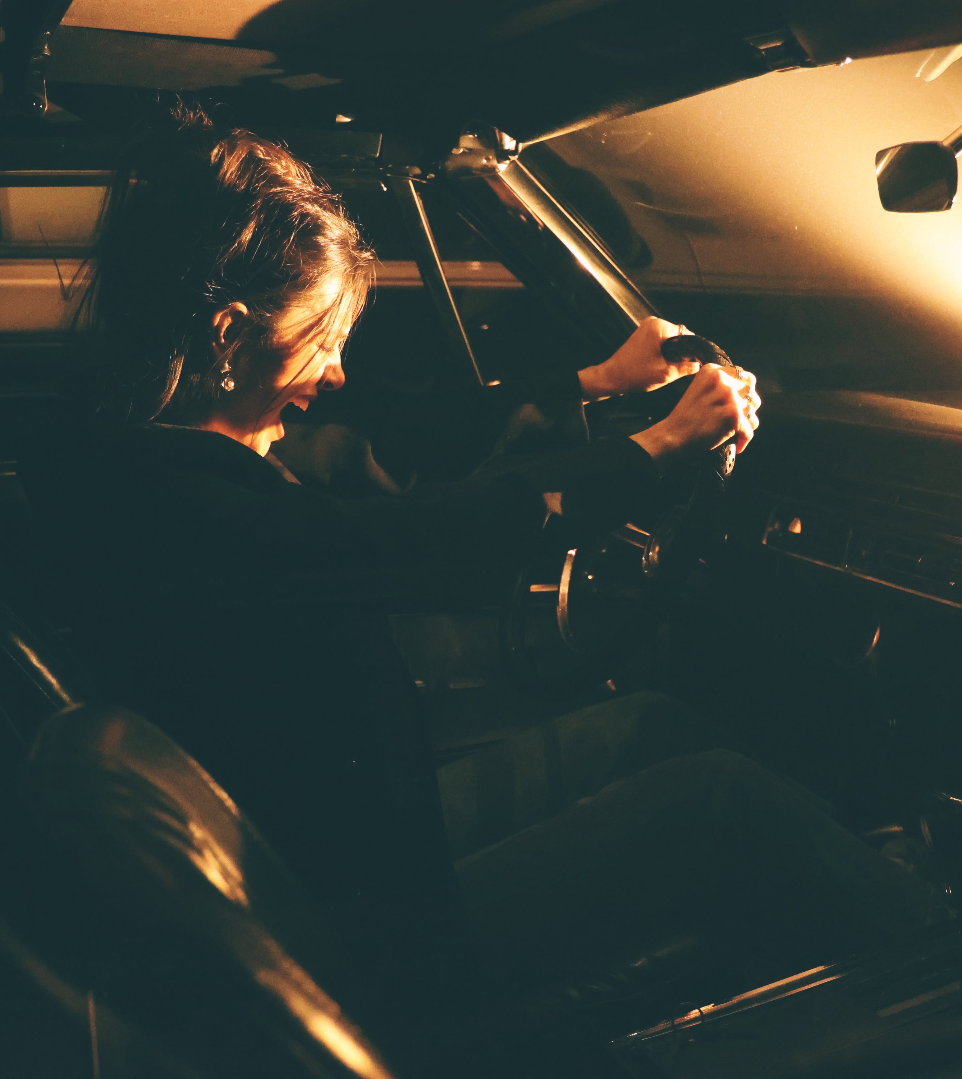 A woman sitting and shouting inside a car | Source: Pexels