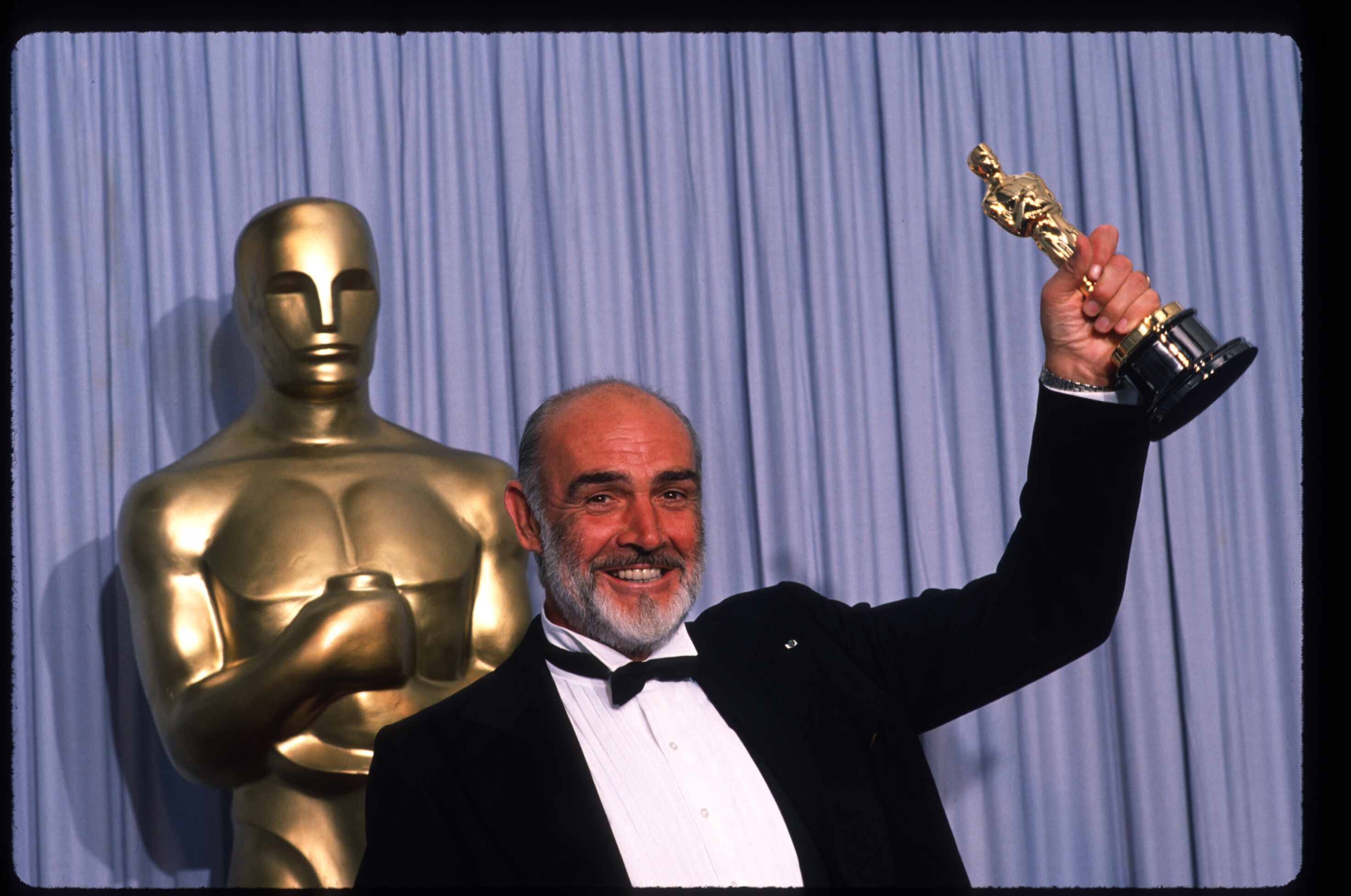Sean Connery bei den Academy Awards am 11. April 1988 in Los Angeles, Kalifornien | Quelle: Getty Images