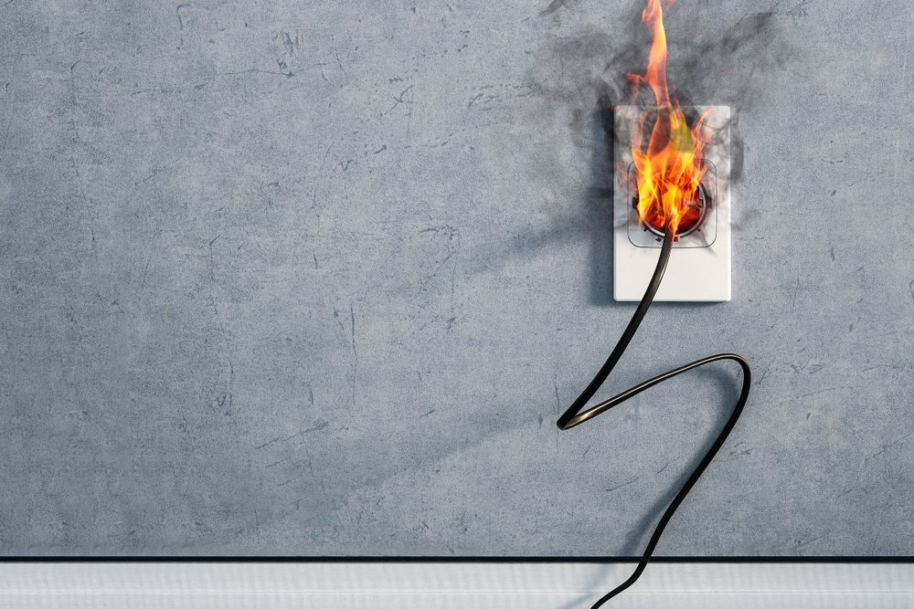 Incendio y humo en el enchufe del cable eléctrico por cortocircuito interior. Fuente: Shutterstock Incendio y humo en el enchufe del cable eléctrico por cortocircuito interior. Fuente: Shutterstock