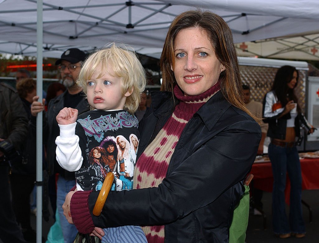 Actress Tracy Nelson poses with her son Elijah backstage at the Love Ride 20 at Harley-Davidson/Buell of Glendale in Glendale, California. | Photo: Getty Images