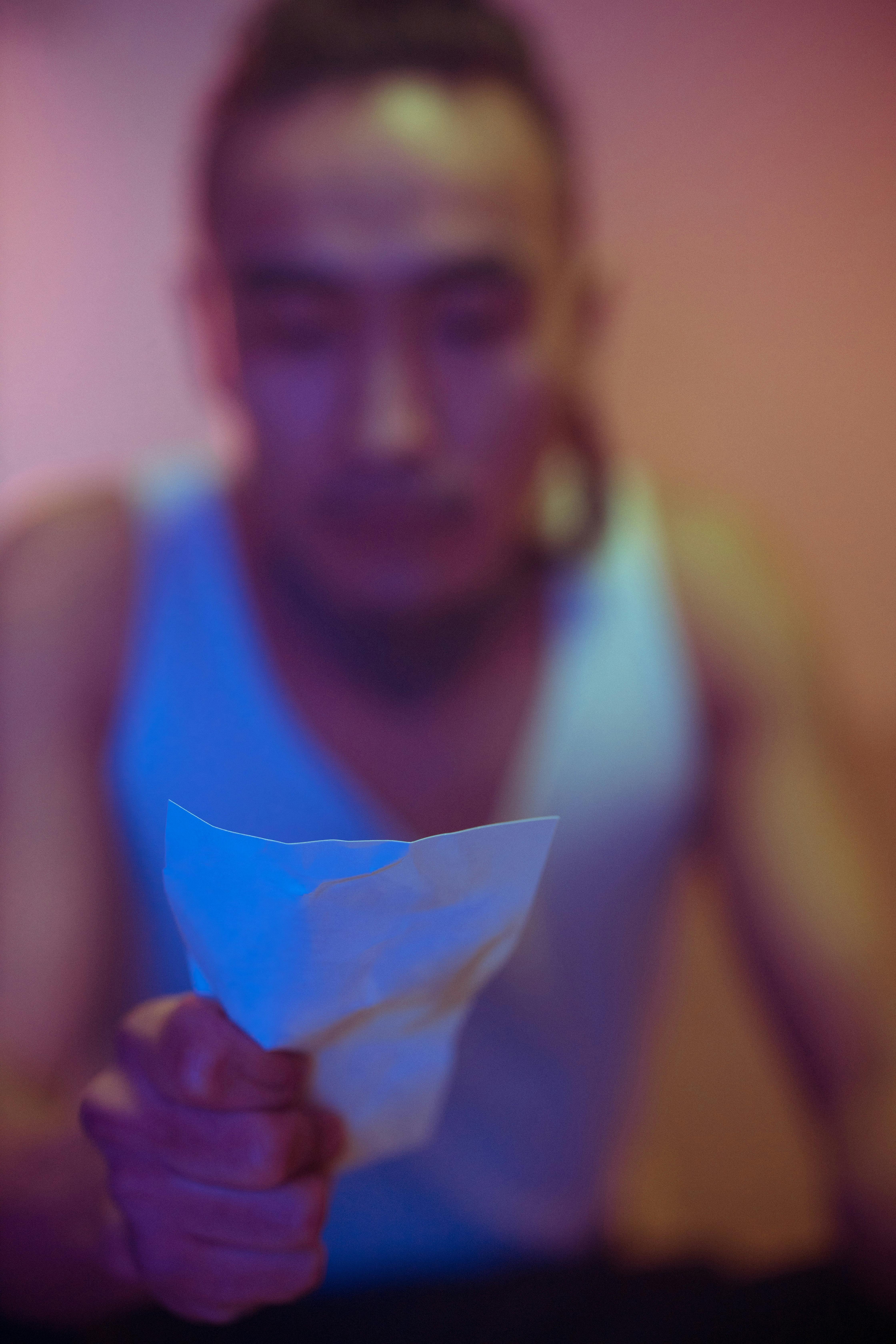 A man holding a note | Source: Pexels