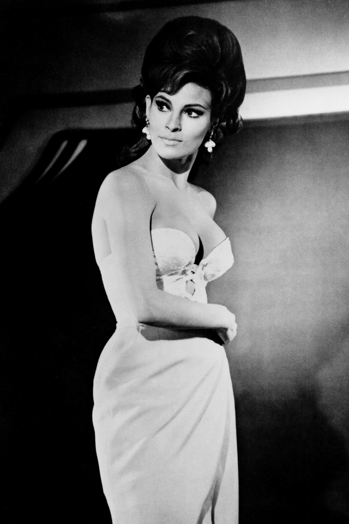 Raquel Welch wearing a strapless dress, circa 1965. | Source: Getty Images