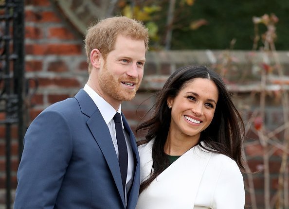 Le prince Harry et l'actrice Meghan Markle lors d'une séance photo officielle pour annoncer leurs fiançailles aux Jardins engloutis du Palais Kensington | Photo : Getty Images