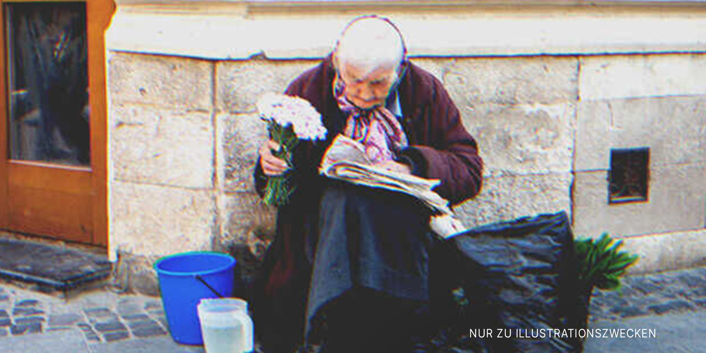 Alte Bettlerin verkauft Blumen auf der Straße | Quelle: Shutterstock