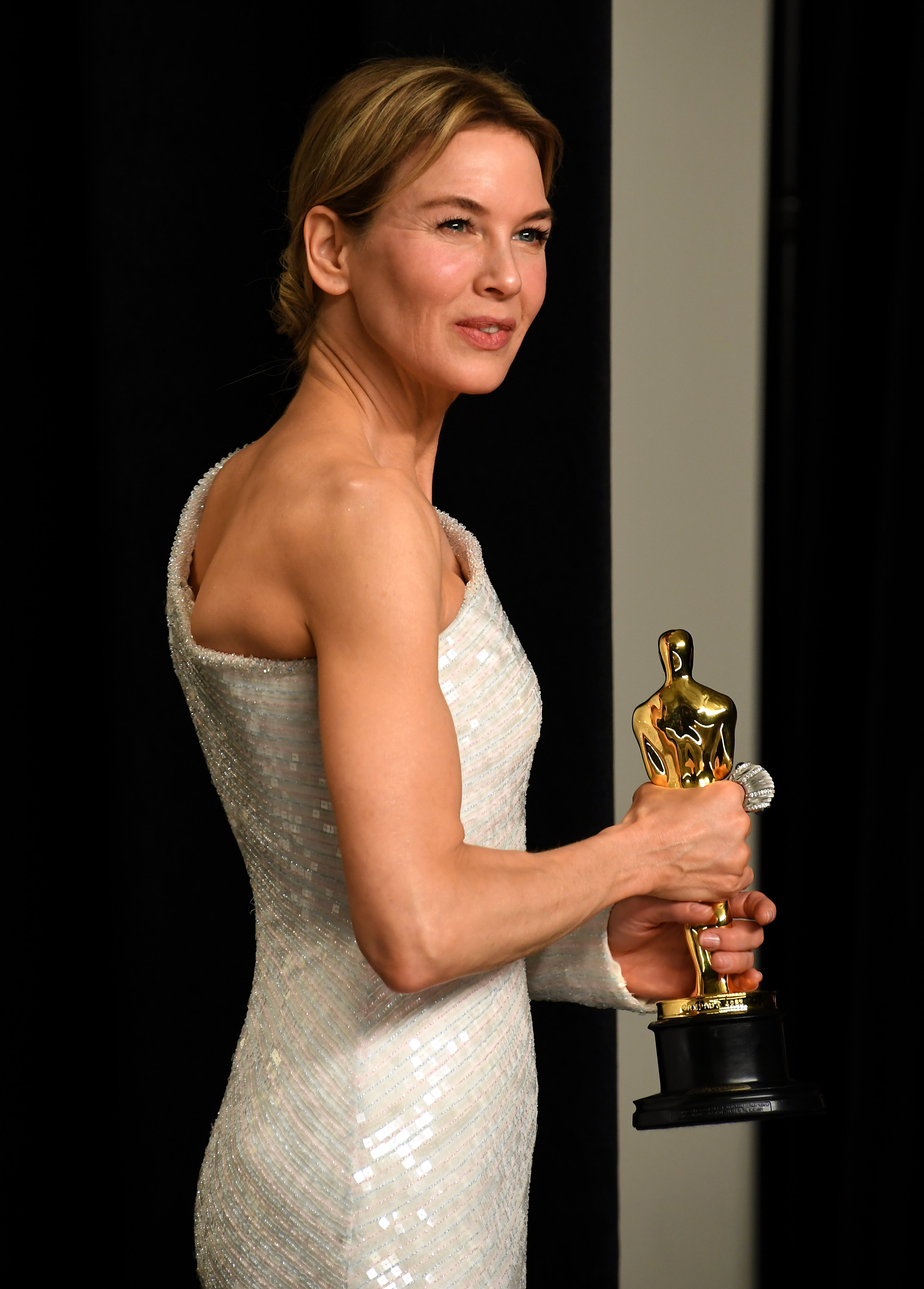 Renee Zellweger with her Best Actress Oscar in the press room at the 92nd Academy Awards held at the Dolby Theatre in Hollywood, Los Angeles | Photo: GettyImages