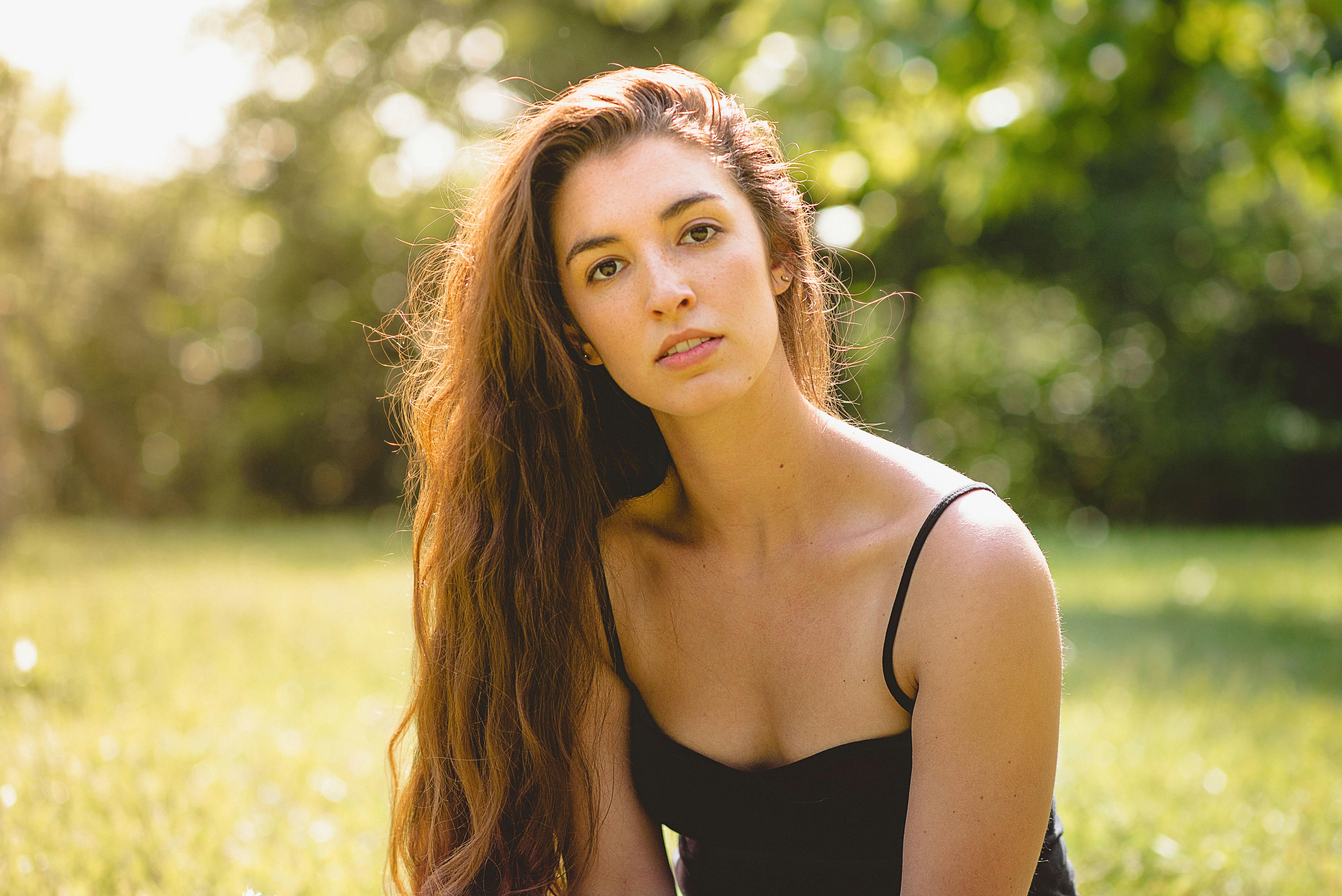 Serious woman in her backyard | Source: Pexels