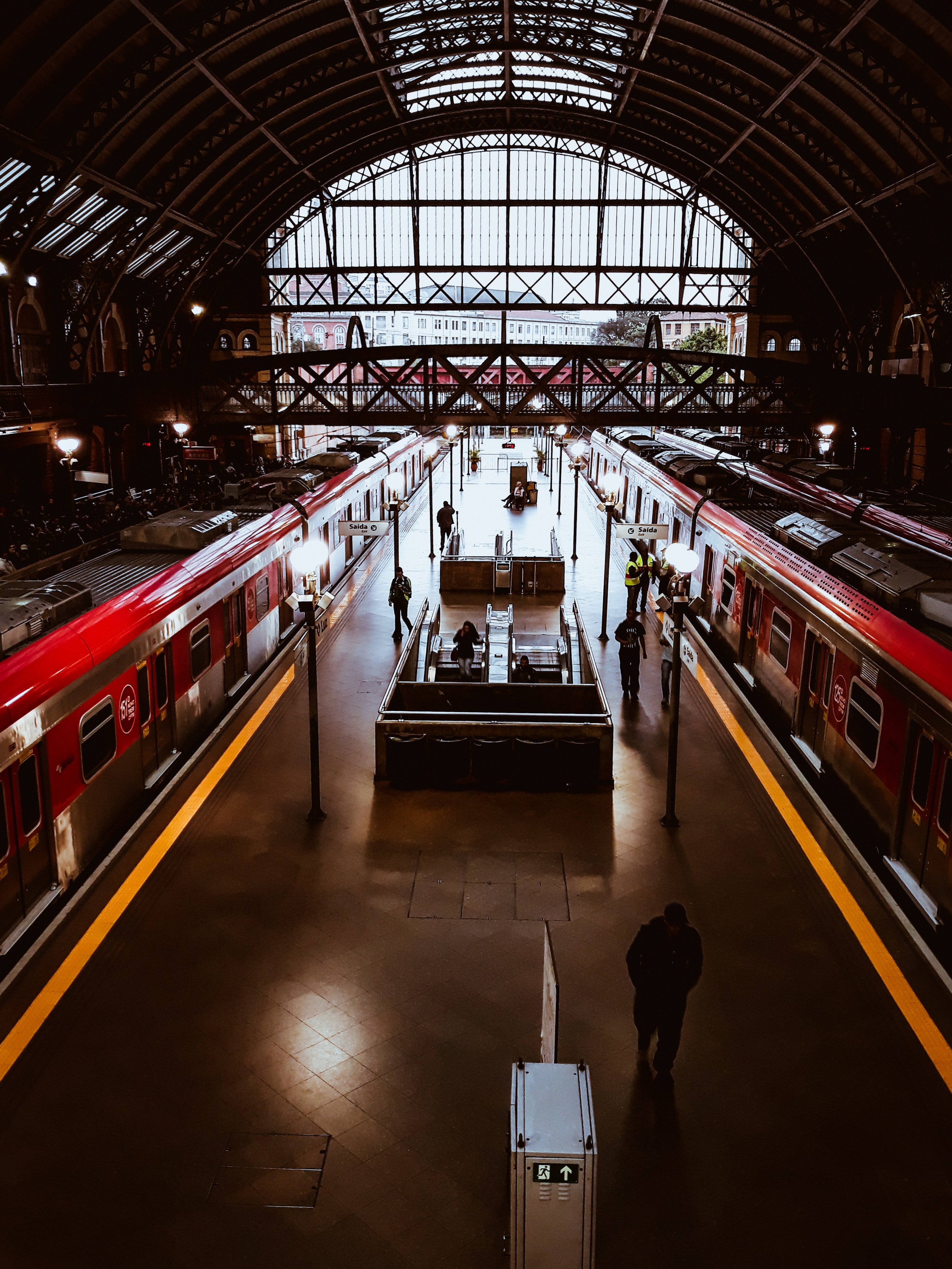 Adam saw the little girl alone in the train station. | Source: Pexels
