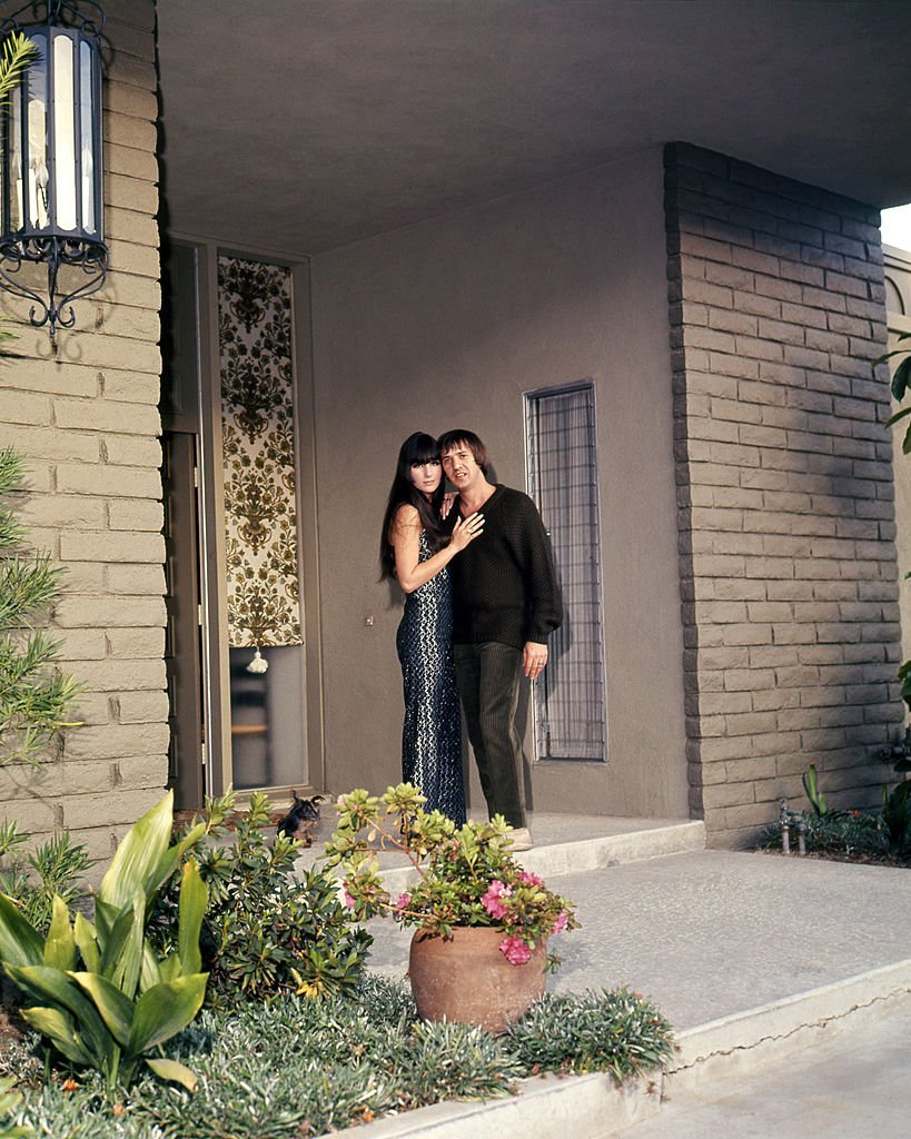 American pop singing duo Sonny & Cher at the entrance to their house, in Encino, California, circa 1968. | Photo: Getty Images