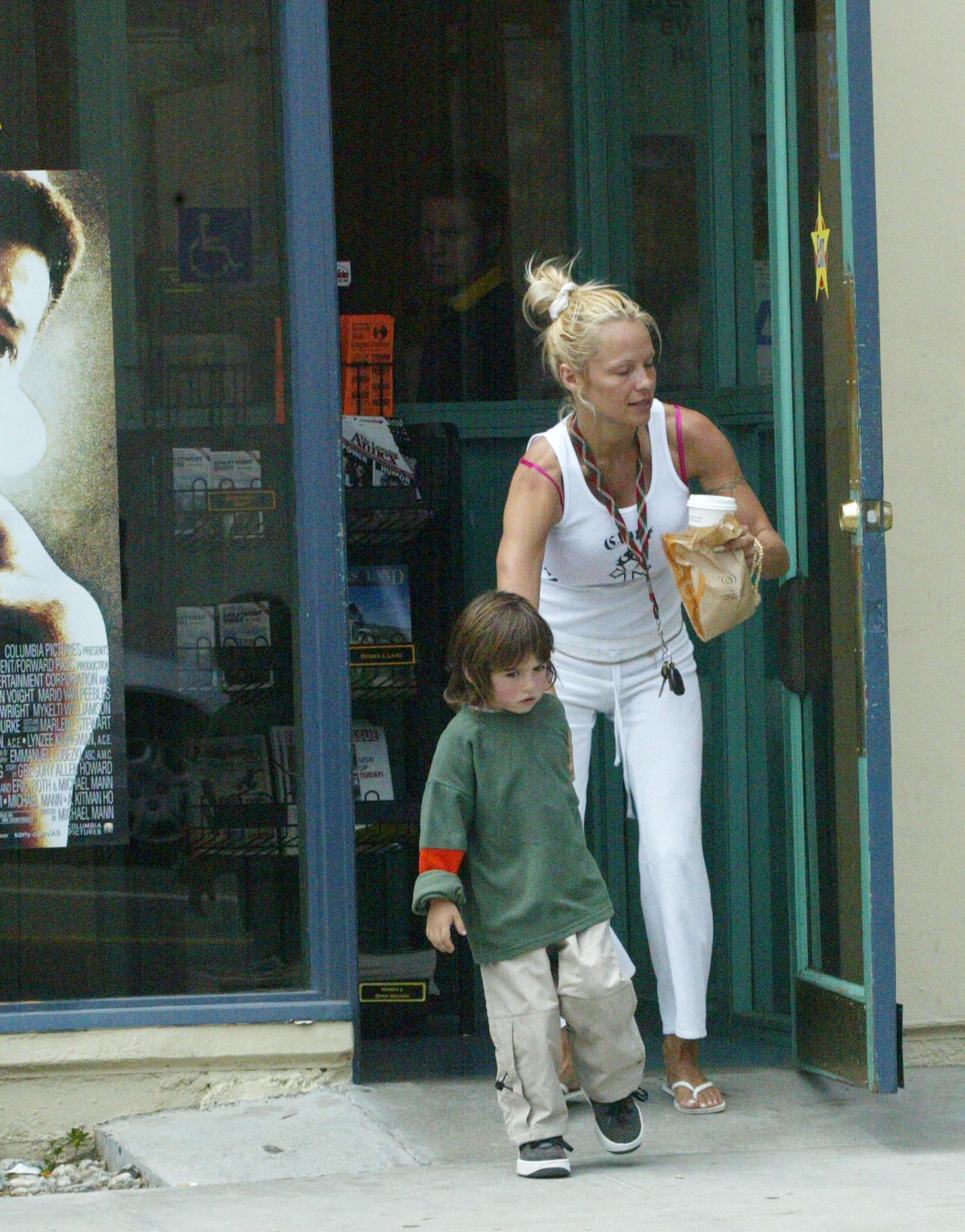 Dylan Lee and Pamela Anderson pictured leaving Blockbuster Video in Santa Monica, California on May 16, 2002 | Source: Getty Images