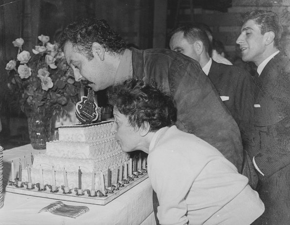 Georges Brassens souffle les bougies de son 37e anniversaire, 1958. | Photo : Getty Images Georges Brassens souffle les bougies de son 37e anniversaire, 1958. | Photo : Getty Images