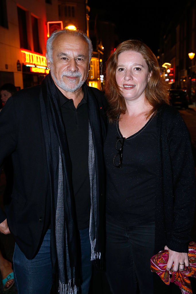 Francis Perrin et son épouse Gersende Dufromentel assistent aux "Trophées du Bien Etre" de Beautysane : 2ème cérémonie de remise des prix au Théâtre Montparnasse le 26 septembre 2016 à Paris, France. | Photo : Getty Images