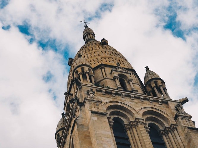 Une grande église vu d'en bas | Unsplash